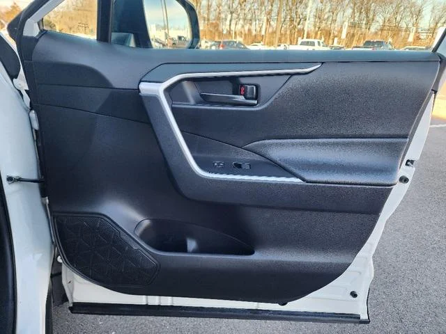 2023 Toyota RAV4 LE - Photo 10