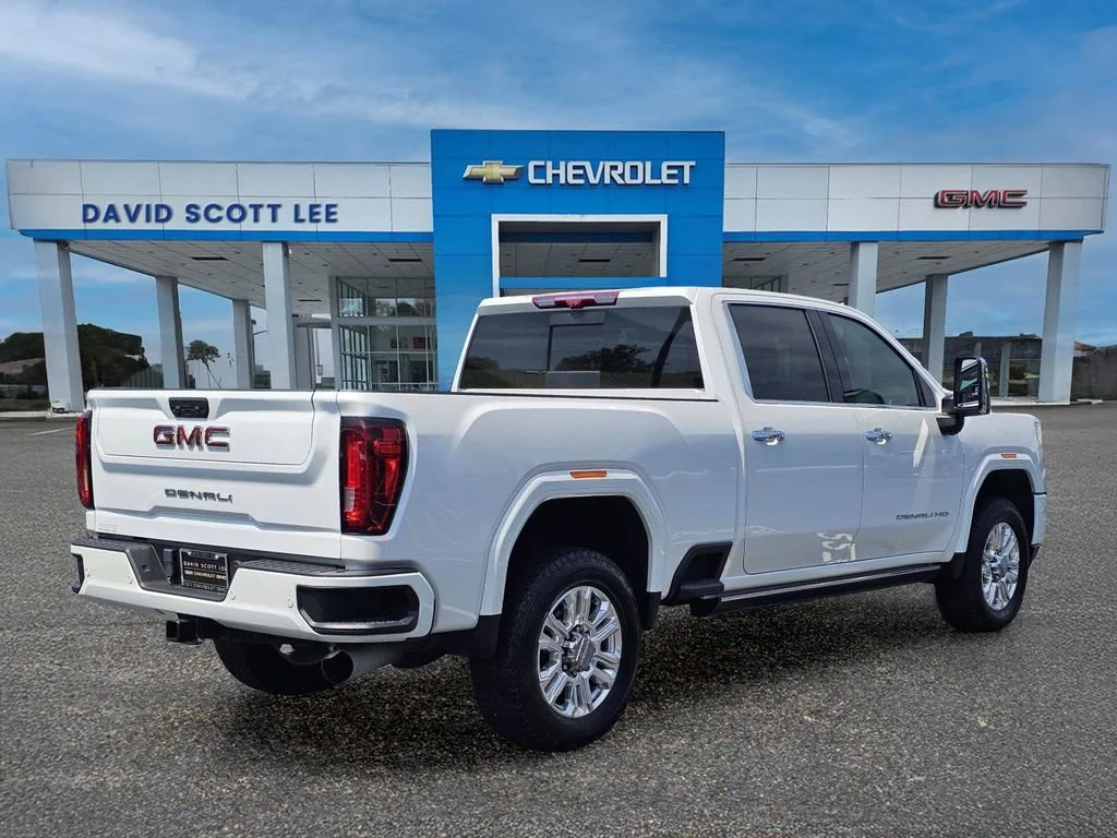 Used 2023 White Frost Tricoat GMC Denali image 10