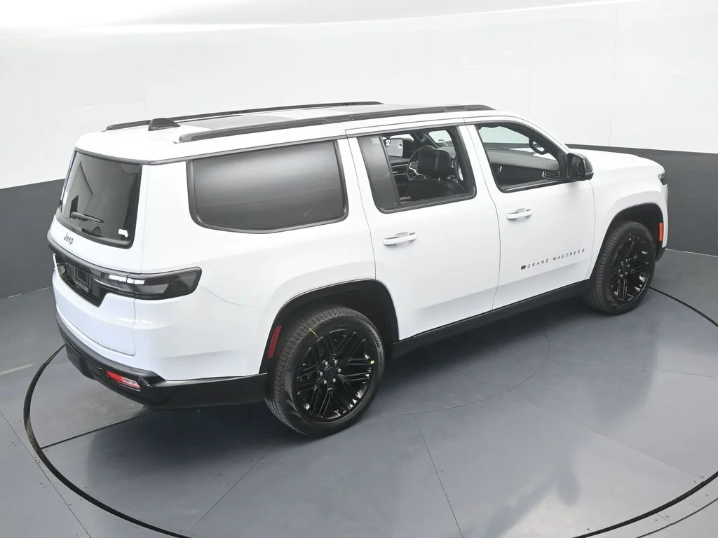 New 2026 Bright White Clear-Coat Exterior Paint Jeep Limited Reserve image 55