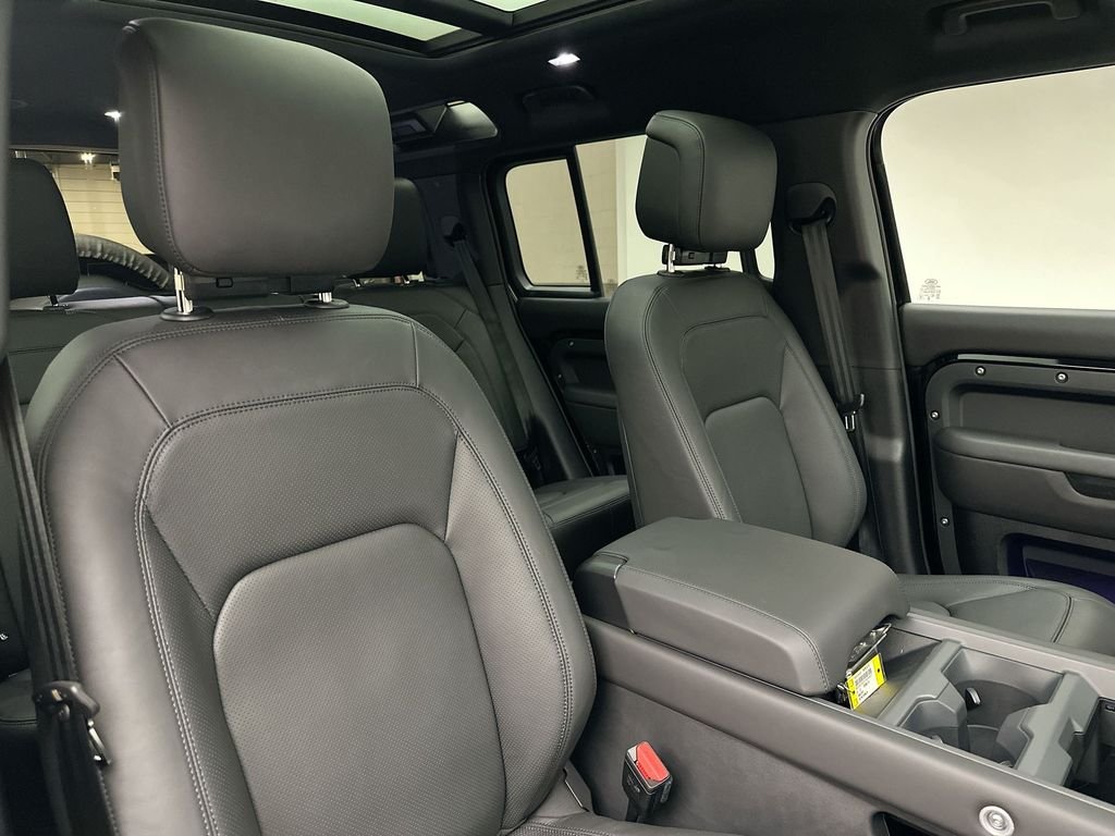 New 2026 Santorini Black Land Rover X-Dynamic SE image 6