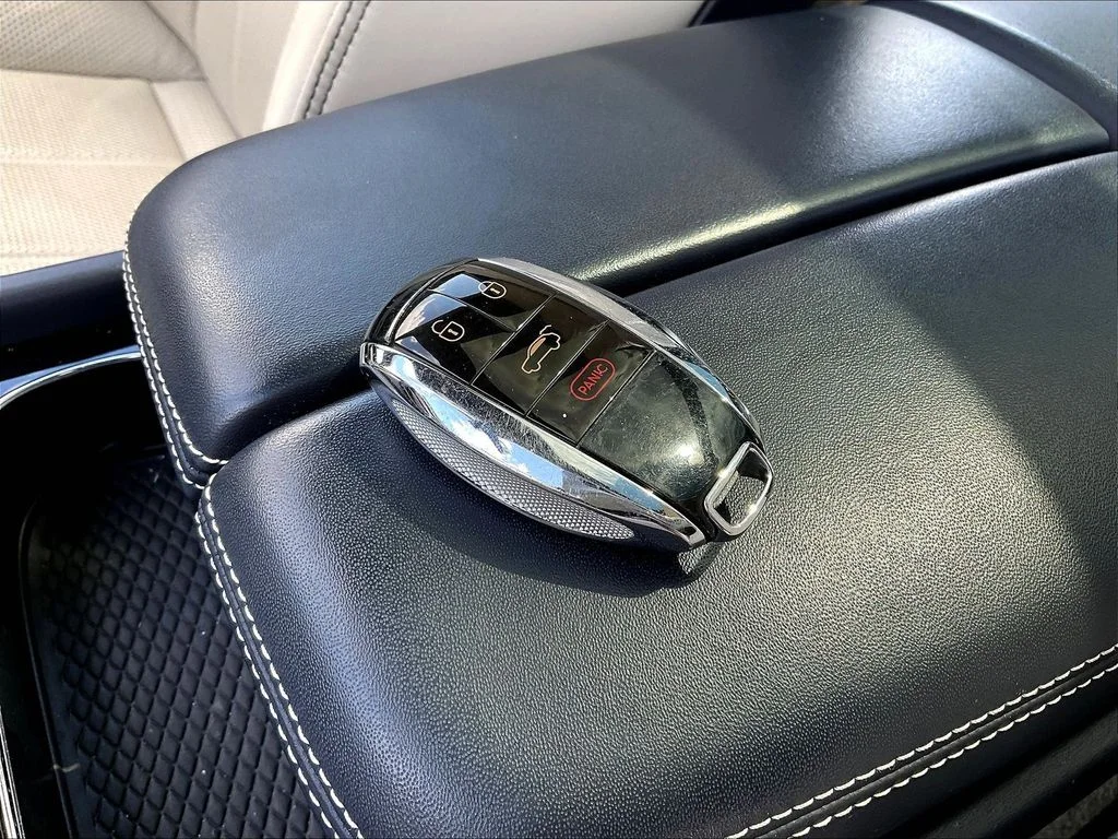 Used 2021  Bentley V8 image 35