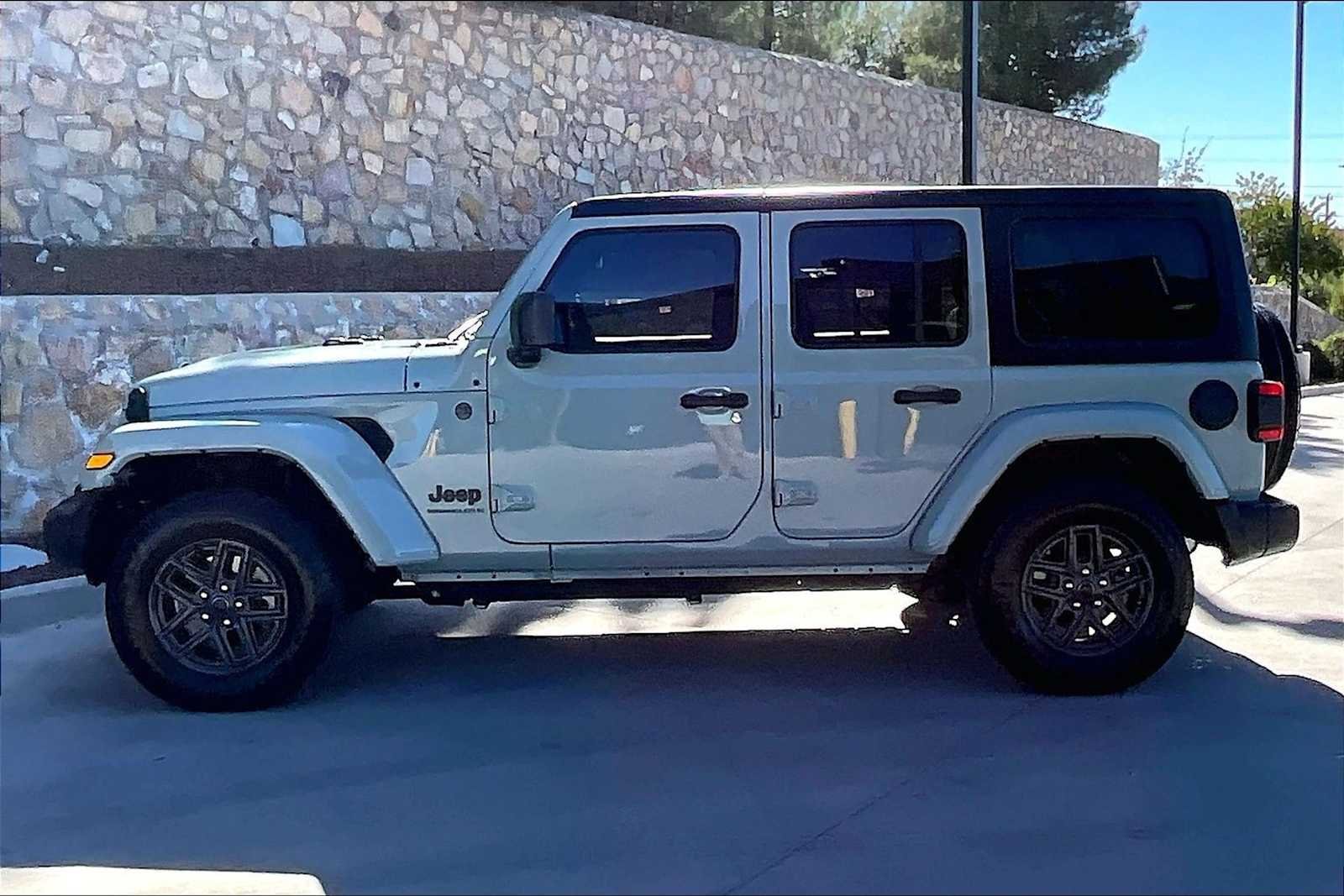 Used 2024 Earl Clearcoat Jeep Sport S image 2