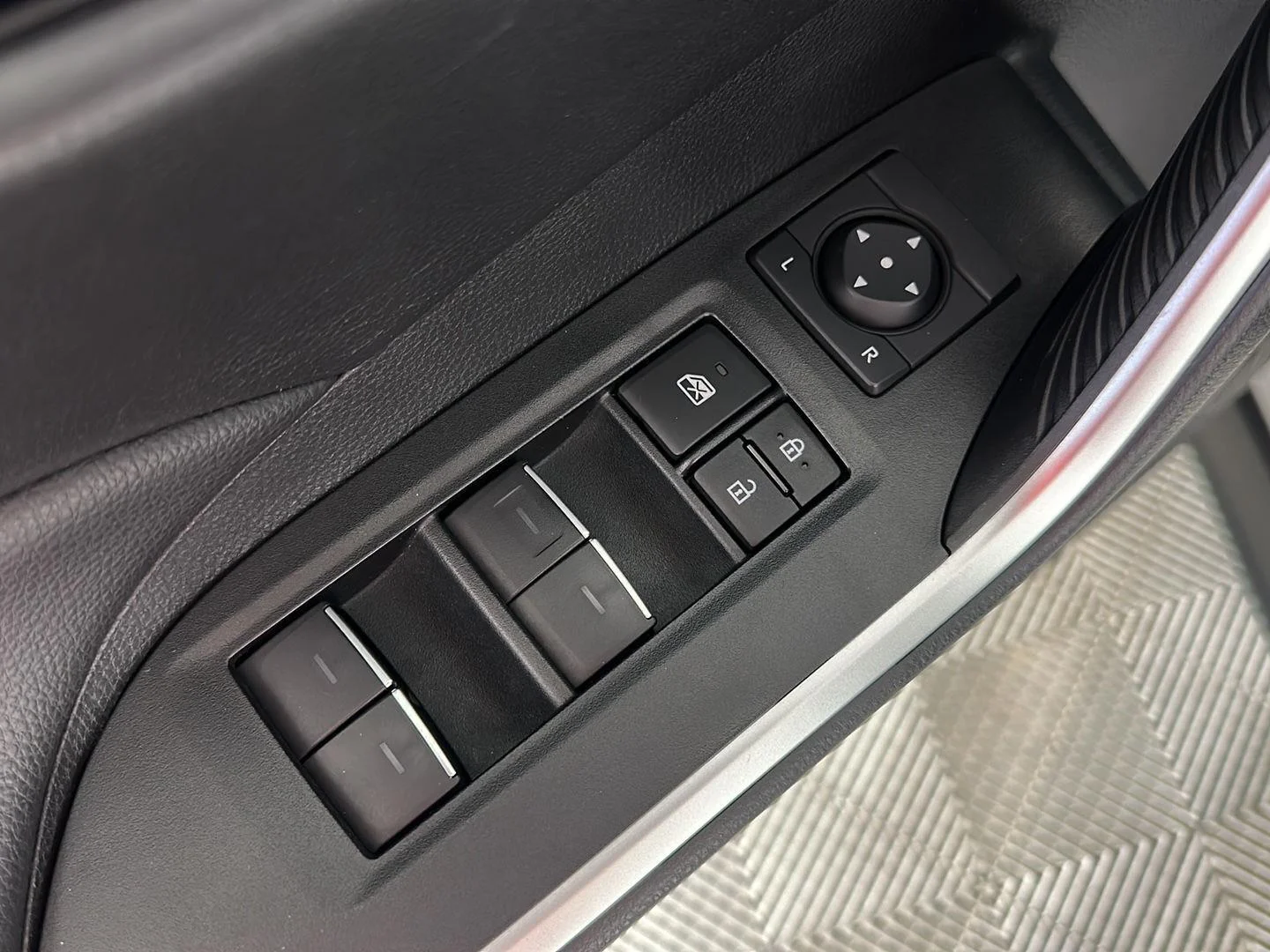Used 2024 Ice Cap Toyota XLE image 7