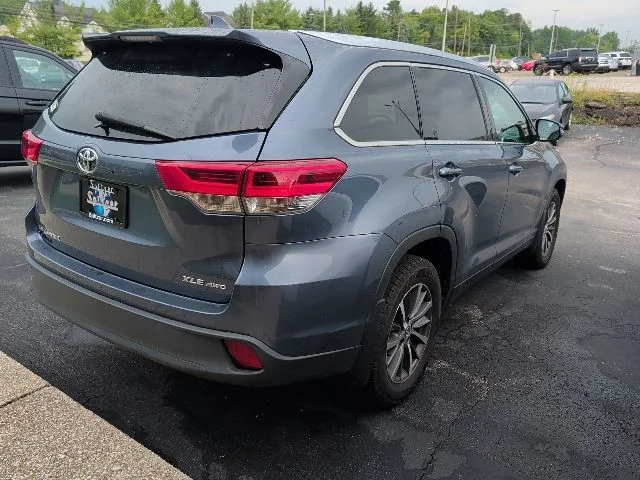 Used 2019 Shoreline Blue Pearl Toyota XLE image 9