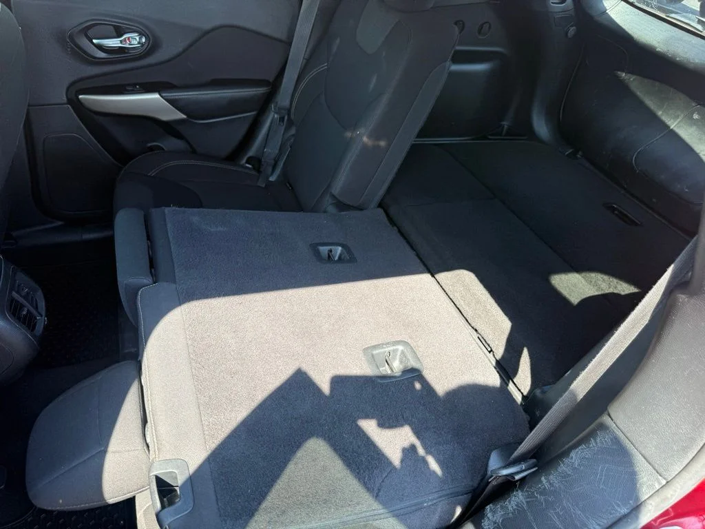 Used 2017 Red Jeep Latitude image 38
