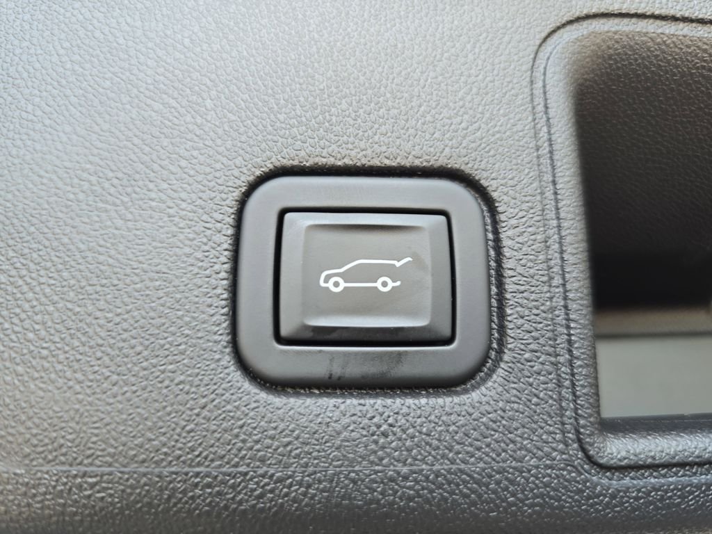 Used 2023 White GMC SLT image 15