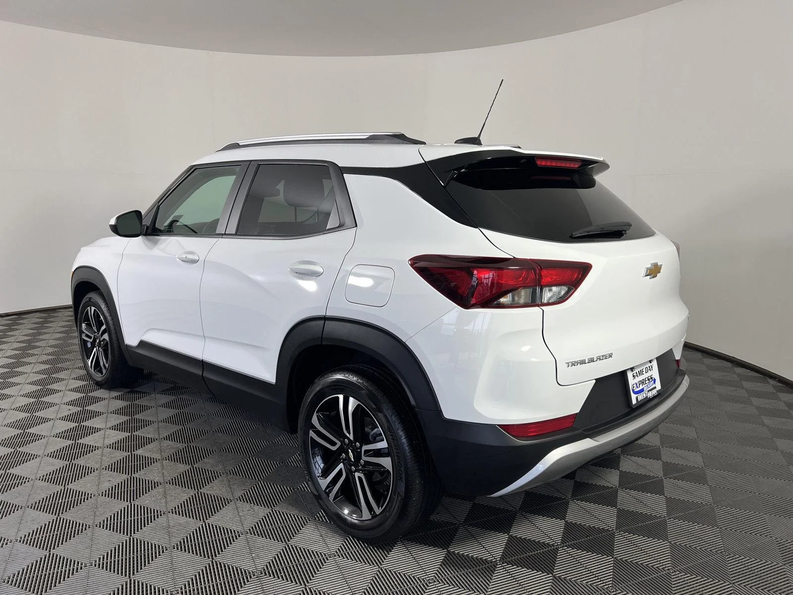 Used 2023 Summit White Chevrolet LT image 6