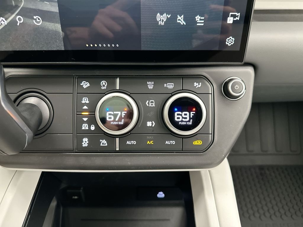 New 2026 Carpathian Grey Prem Met Land Rover X-Dynamic SE image 13