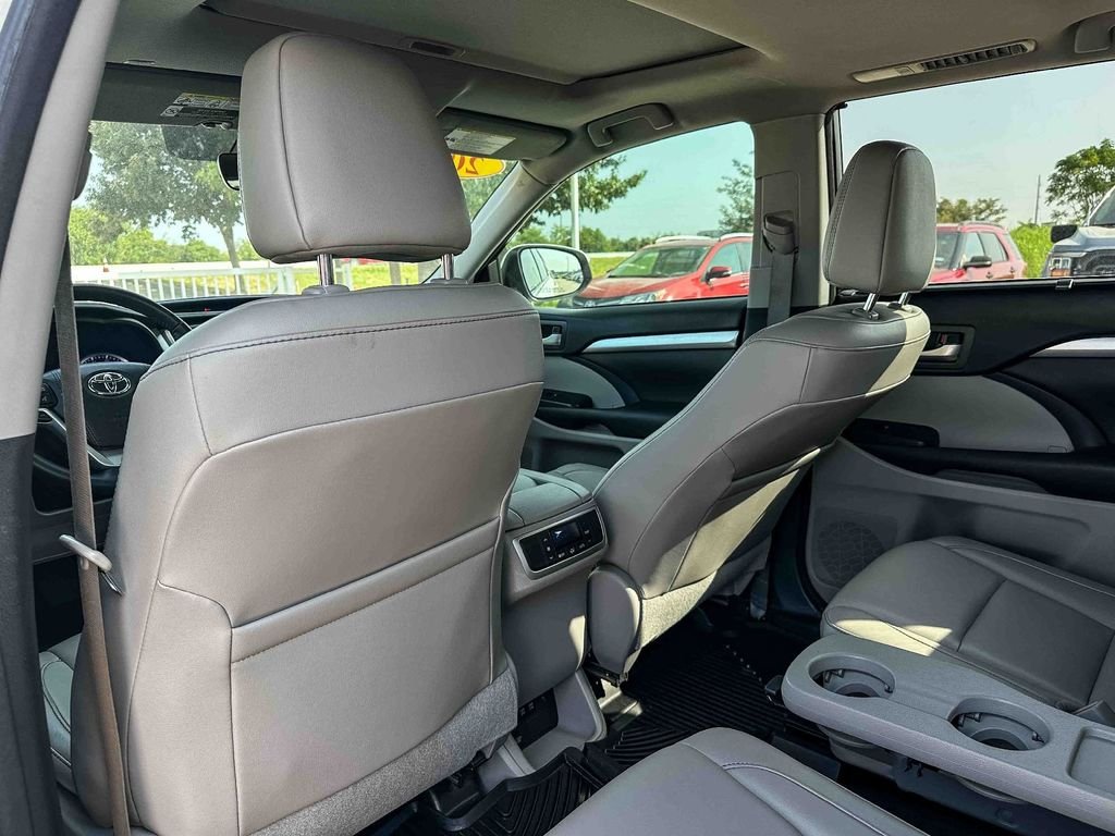 Used 2018 White Toyota XLE image 18
