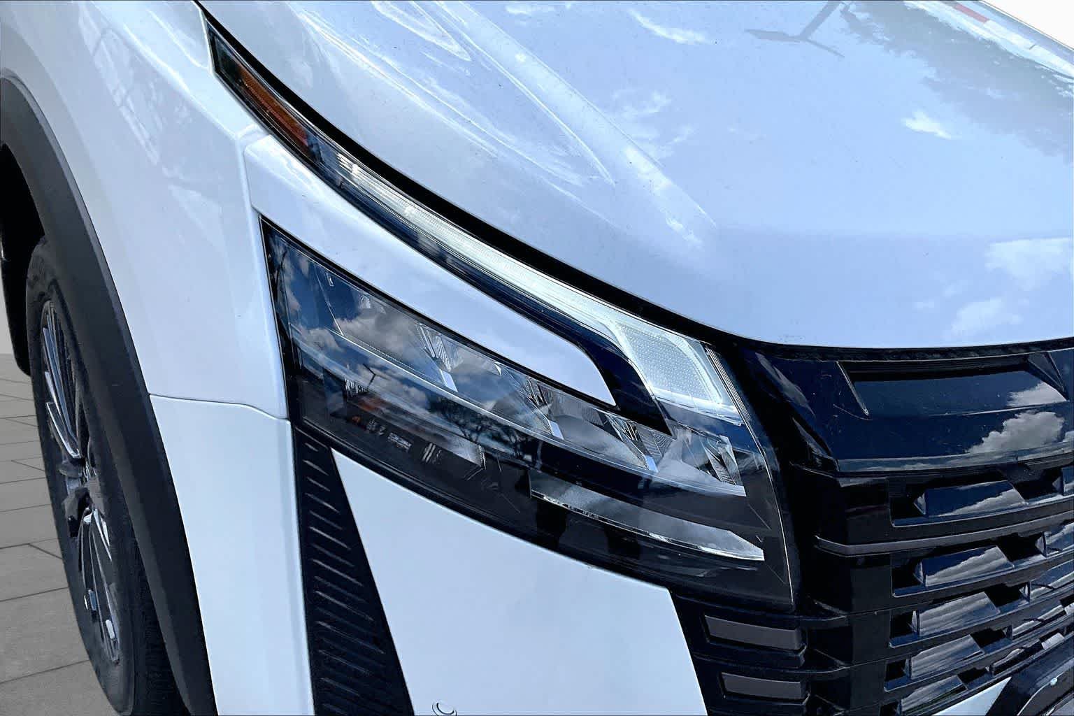 New 2026 Everest White Pearl TriCoat Nissan SL image 19