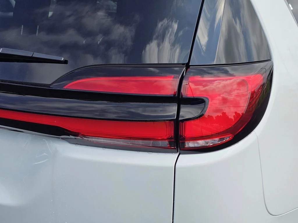 New 2027 Bright White Clear-Coat Exterior Paint Chrysler Select image 9