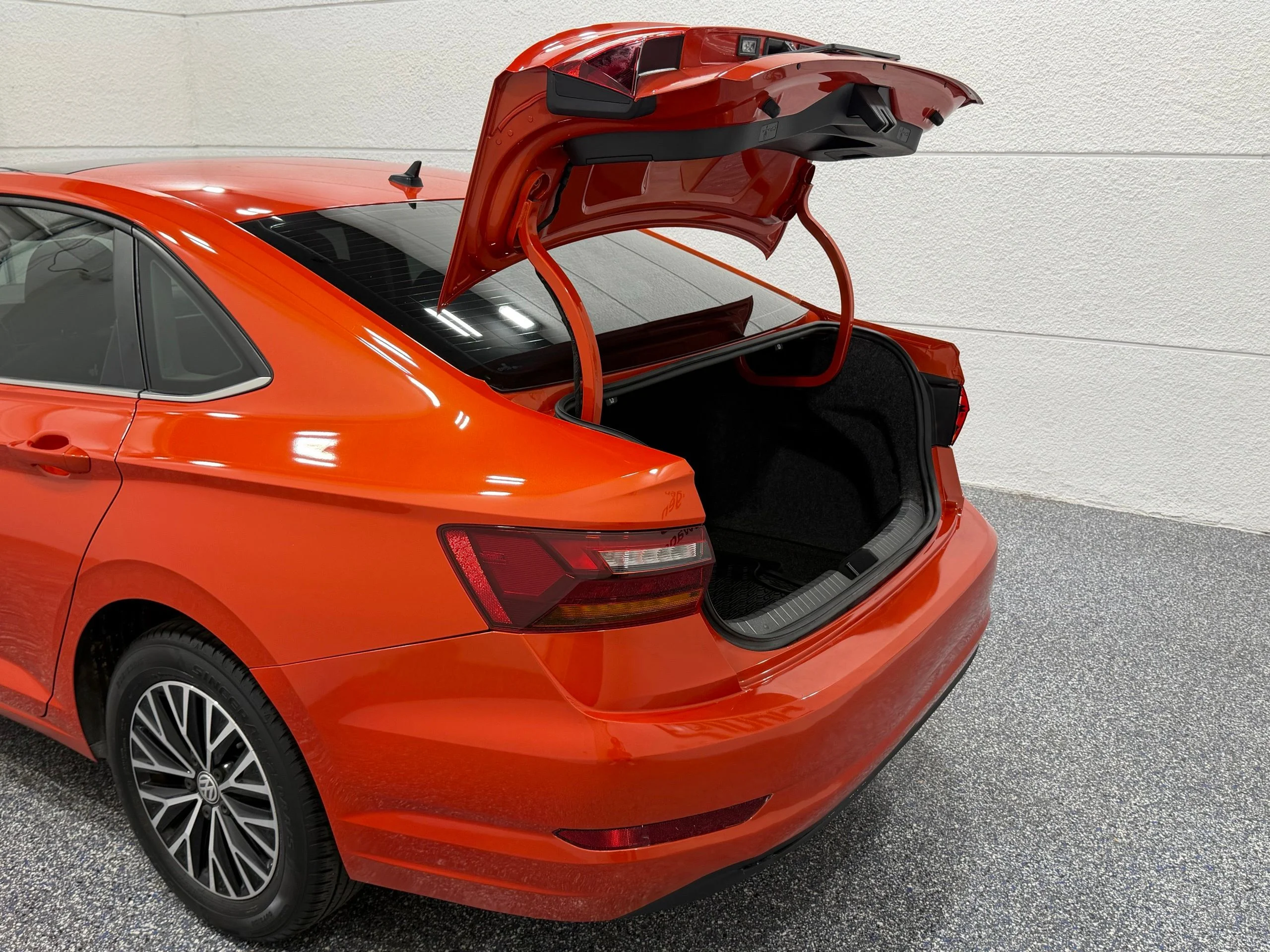 Used 2019 Orange Volkswagen 1.4T SE image 24