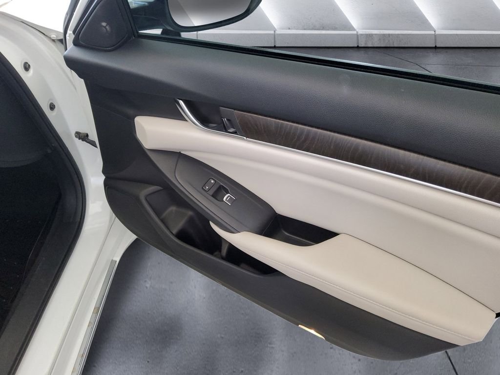 Used 2018  Honda Touring image 15