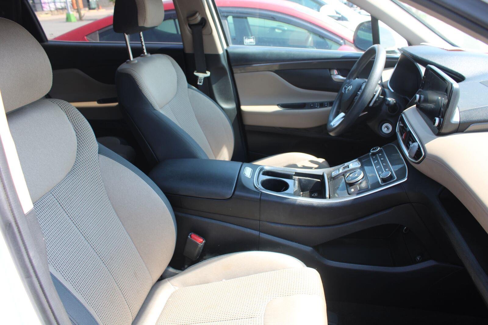 Used 2022 Quartz White Hyundai SE image 4