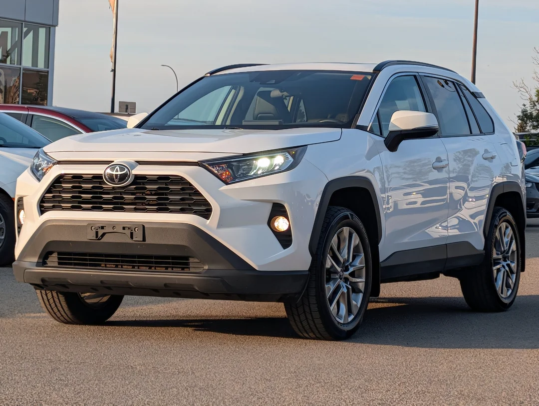 Certified Used 2019  Toyota XLE - - AWD - Leather - Sunroof - Power Liftgate - CarPlay - Safety Sense 2.0 & More! image 4