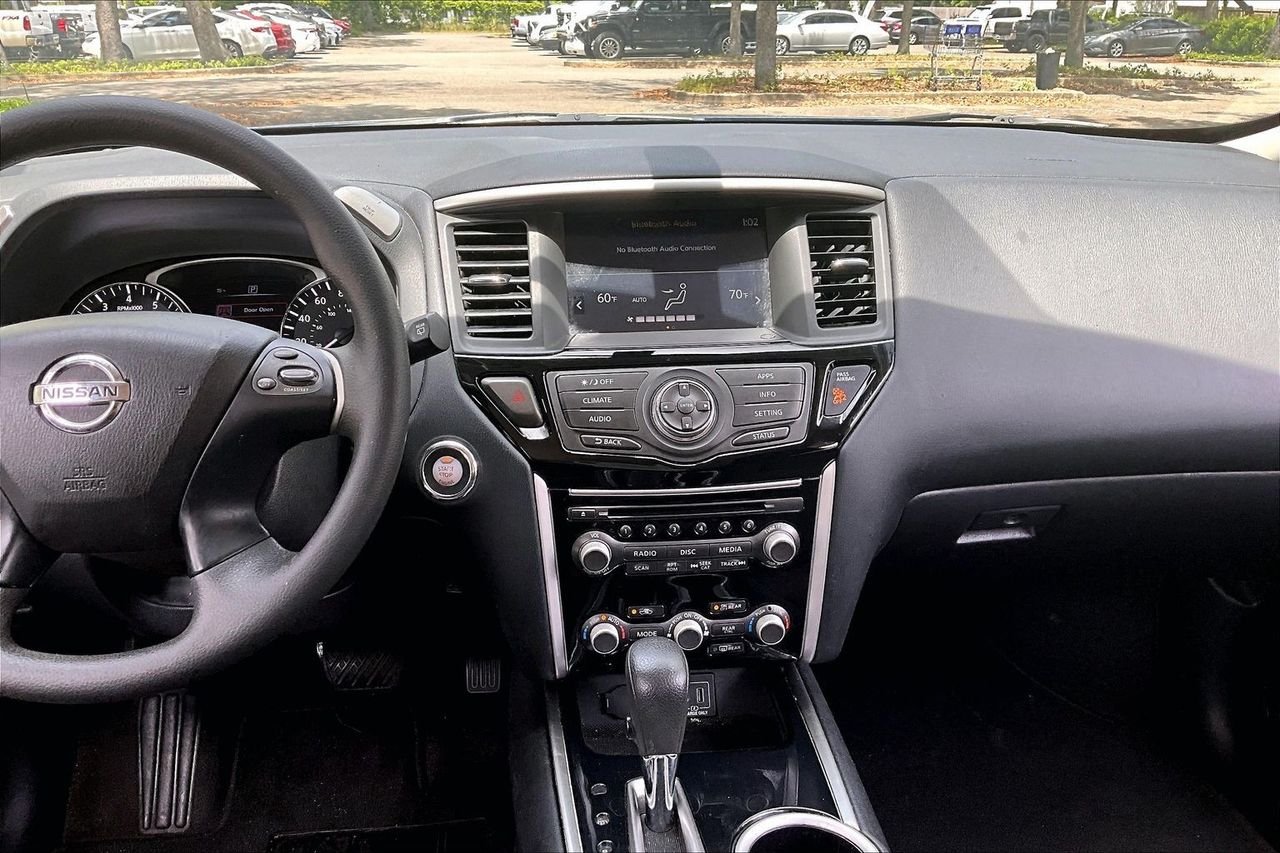 Used 2020 Blue Nissan S image 9