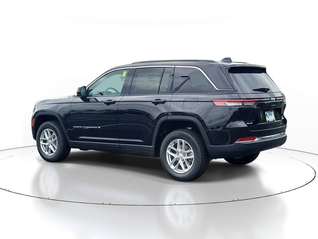 New 2026 Diamond Black Crystal Pearl-Coat Exterior Paint Jeep Laredo X image 3
