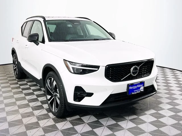 2026 Volvo XC40 B5 Ultra Dark AWD's photo