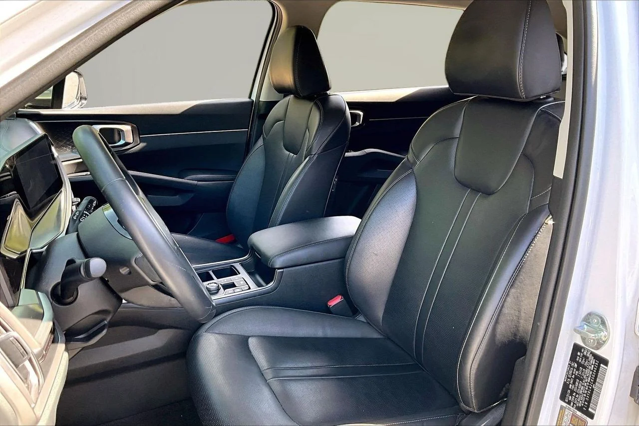 Used 2025 White Kia S image 21
