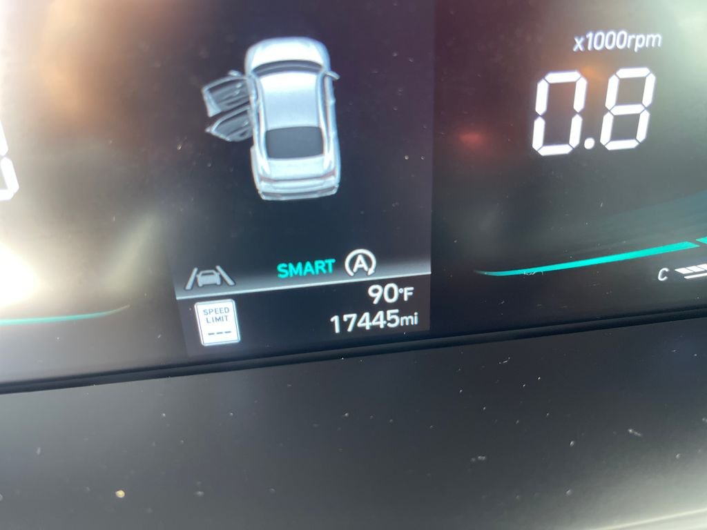 Used 2025 White Hyundai SE image 19