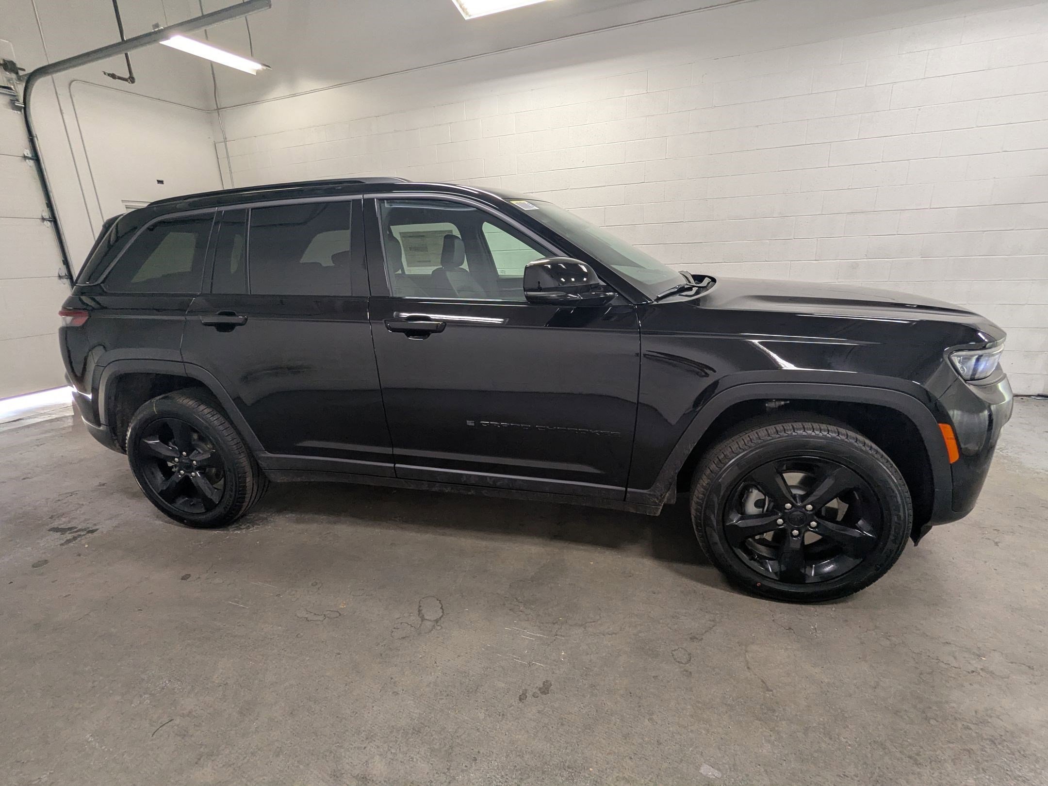 New 2026 Diamond Black Crystal Pearl-Coat Exterior Paint Jeep Limited image 3