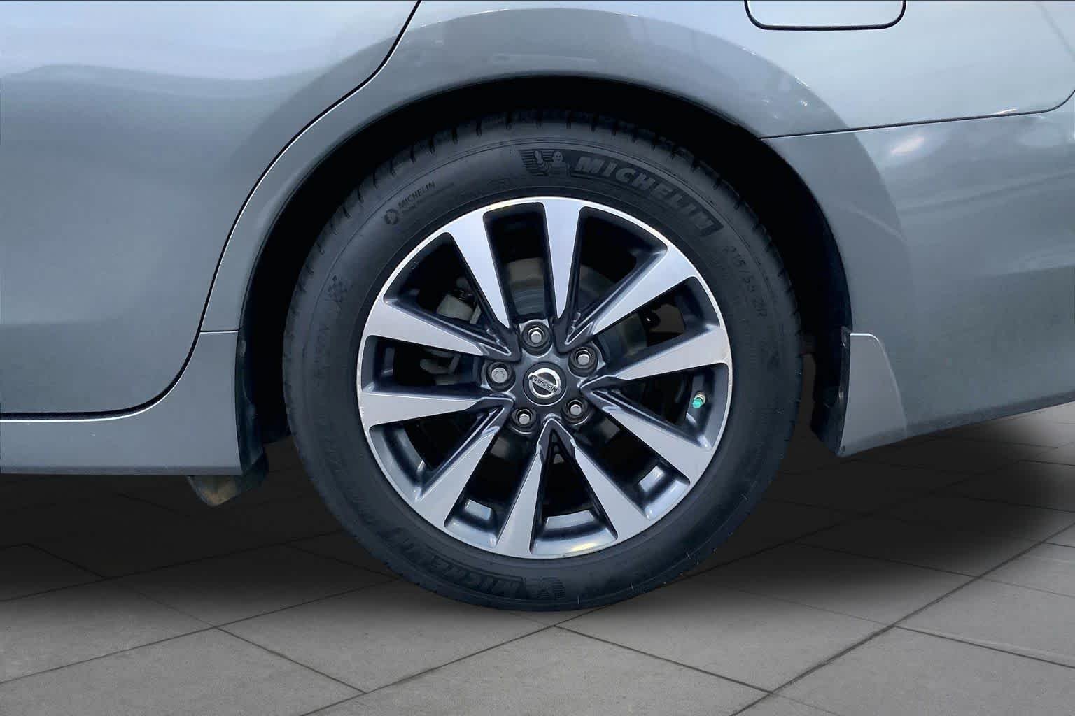 Used 2016 Gun Metallic Nissan 2.5 SV image 10