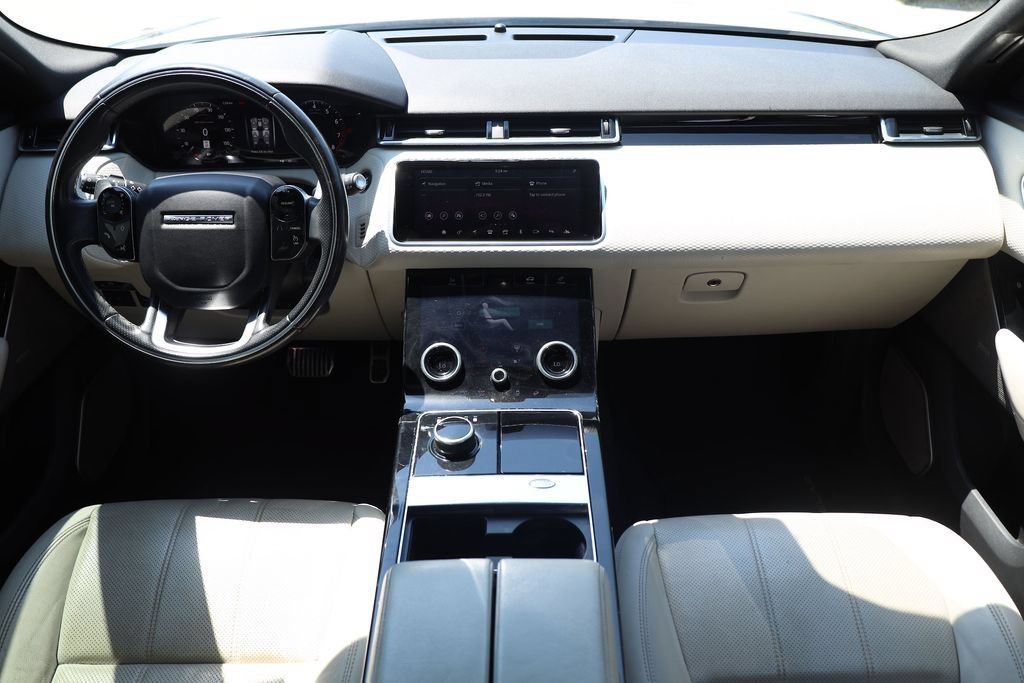 Used 2018 White Land Rover R-Dynamic SE image 18