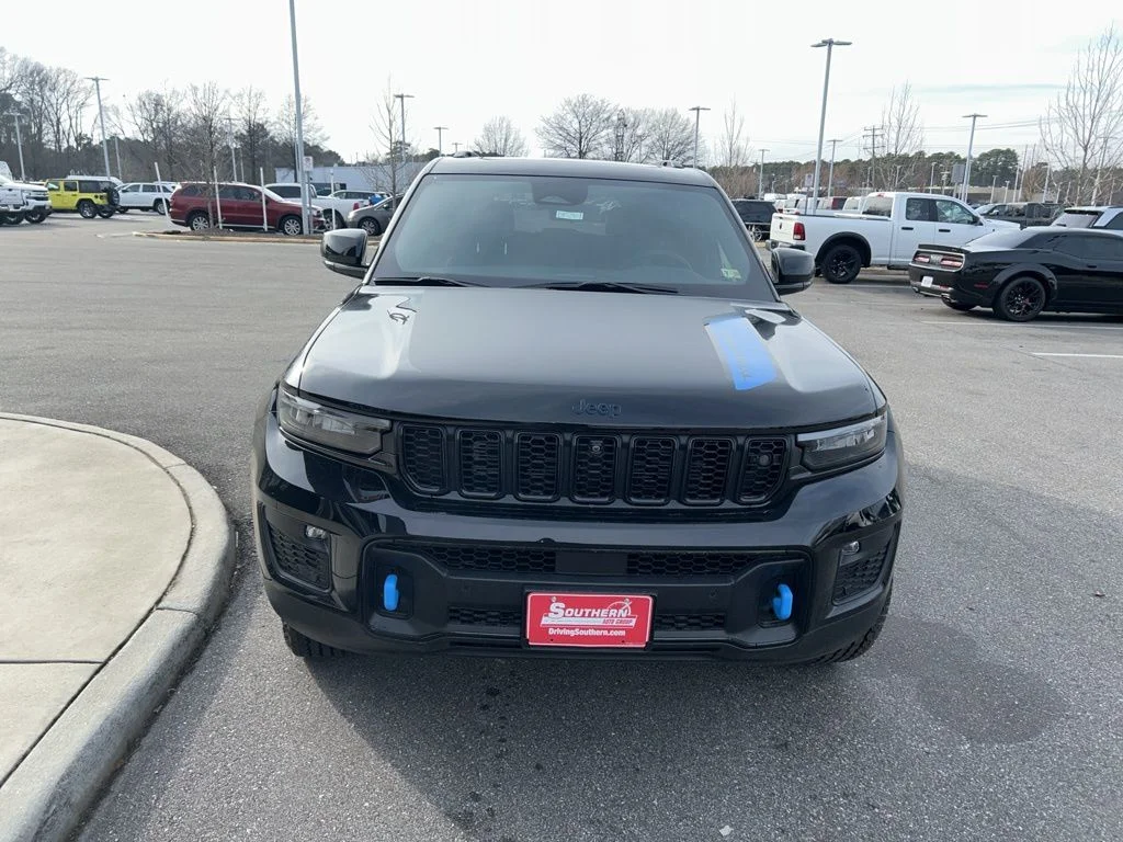 New 2024 Diamond Black Crystal Pearl-Coat Exterior Paint Jeep Trailhawk 4xe image 2