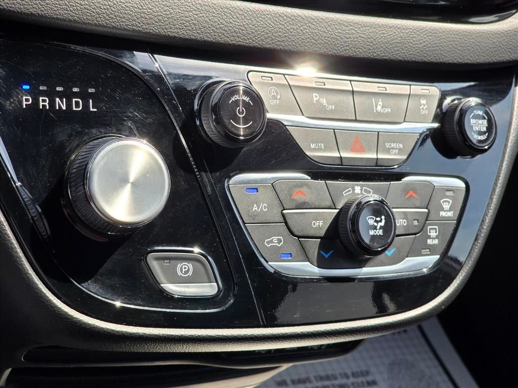 Used 2025 White Chrysler Select image 19