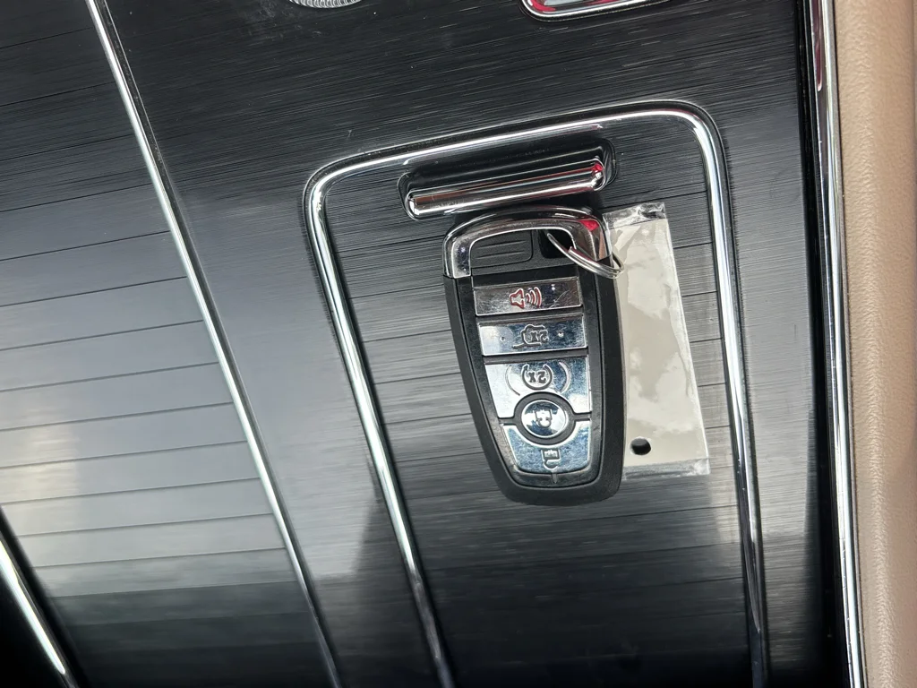 Used 2022 Ceramic Pearl Metallic Lincoln Reserve image 24
