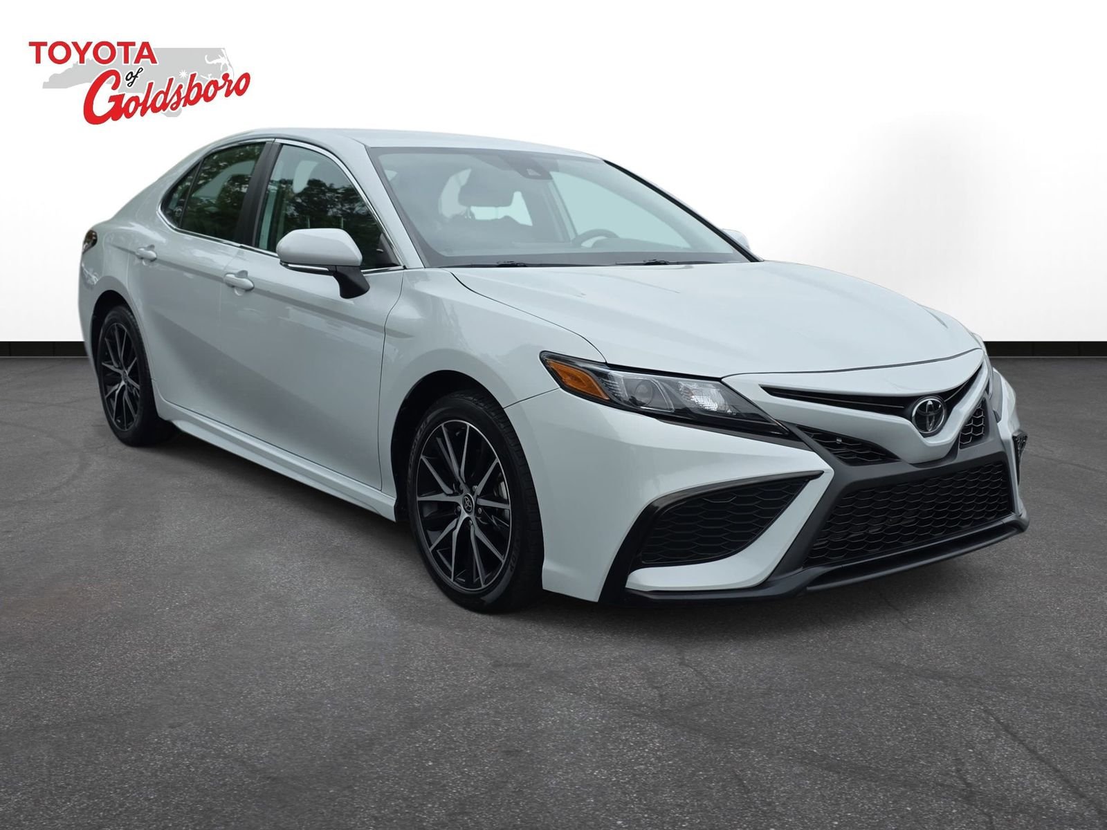 Used 2023 White Toyota SE image 3