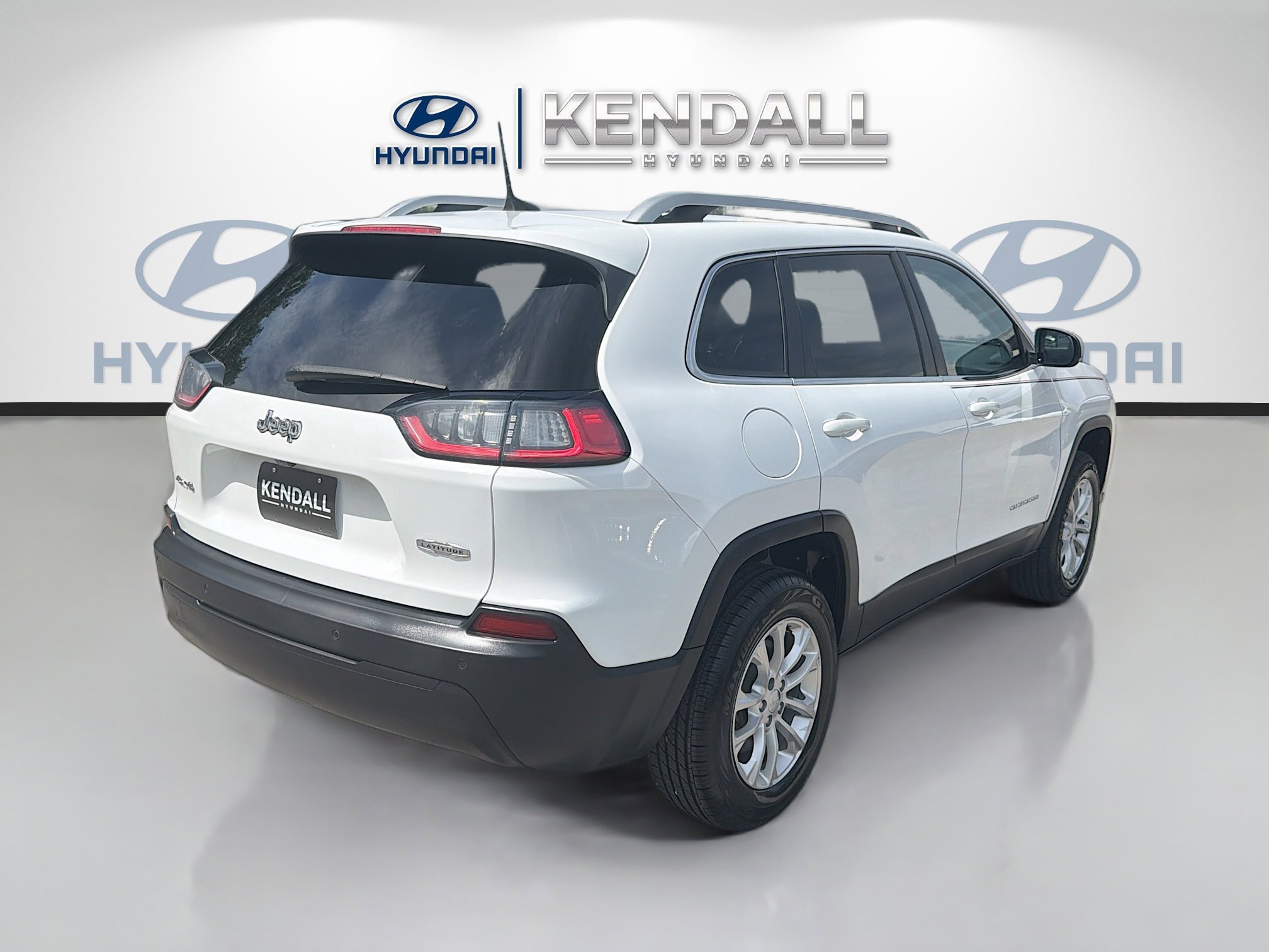 Used 2019 Bright White Clearcoat Jeep Latitude image 6