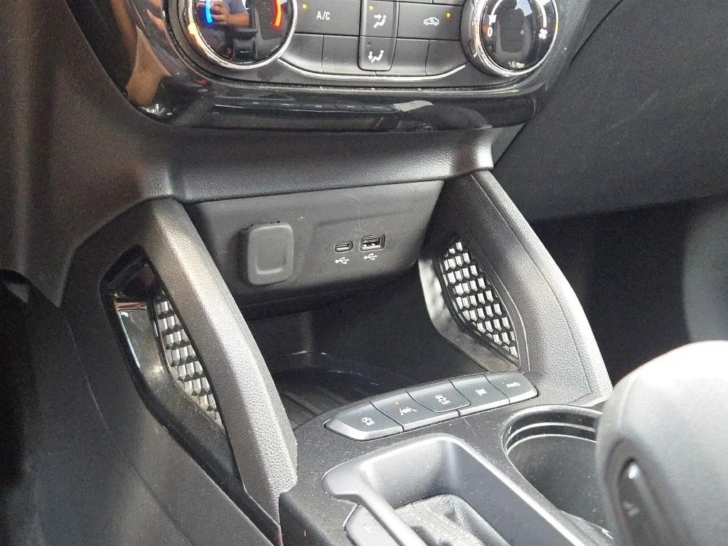Used 2025 White Chevrolet LT image 22