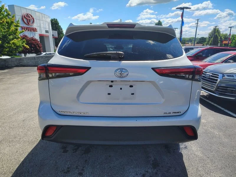 Used 2023 Off-white Toyota XLE image 5