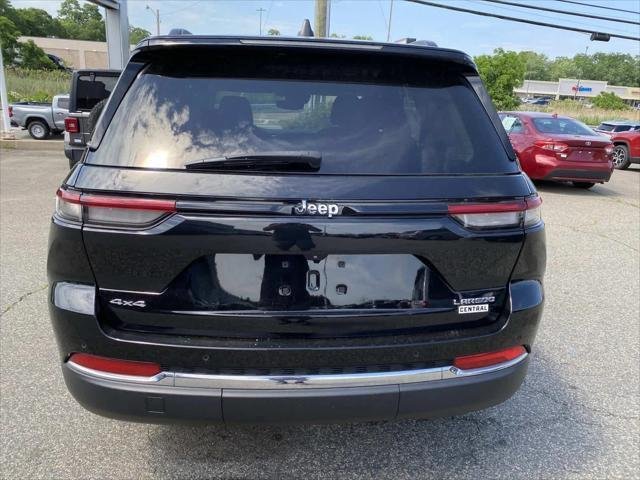 Used 2023 Diamond Black Crystal Pearlcoat Jeep Laredo image 4