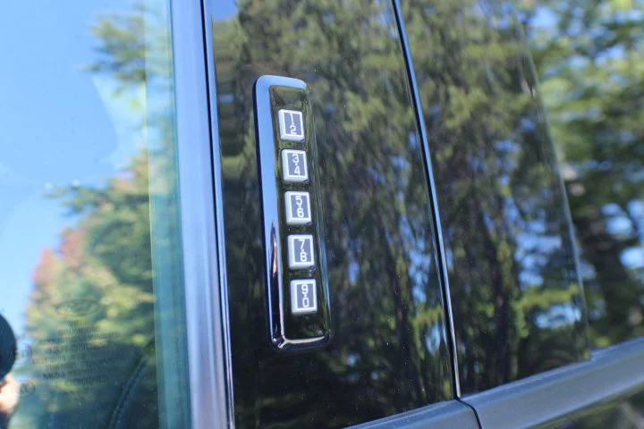Used 2022  Ford LARIAT 4WD image 8