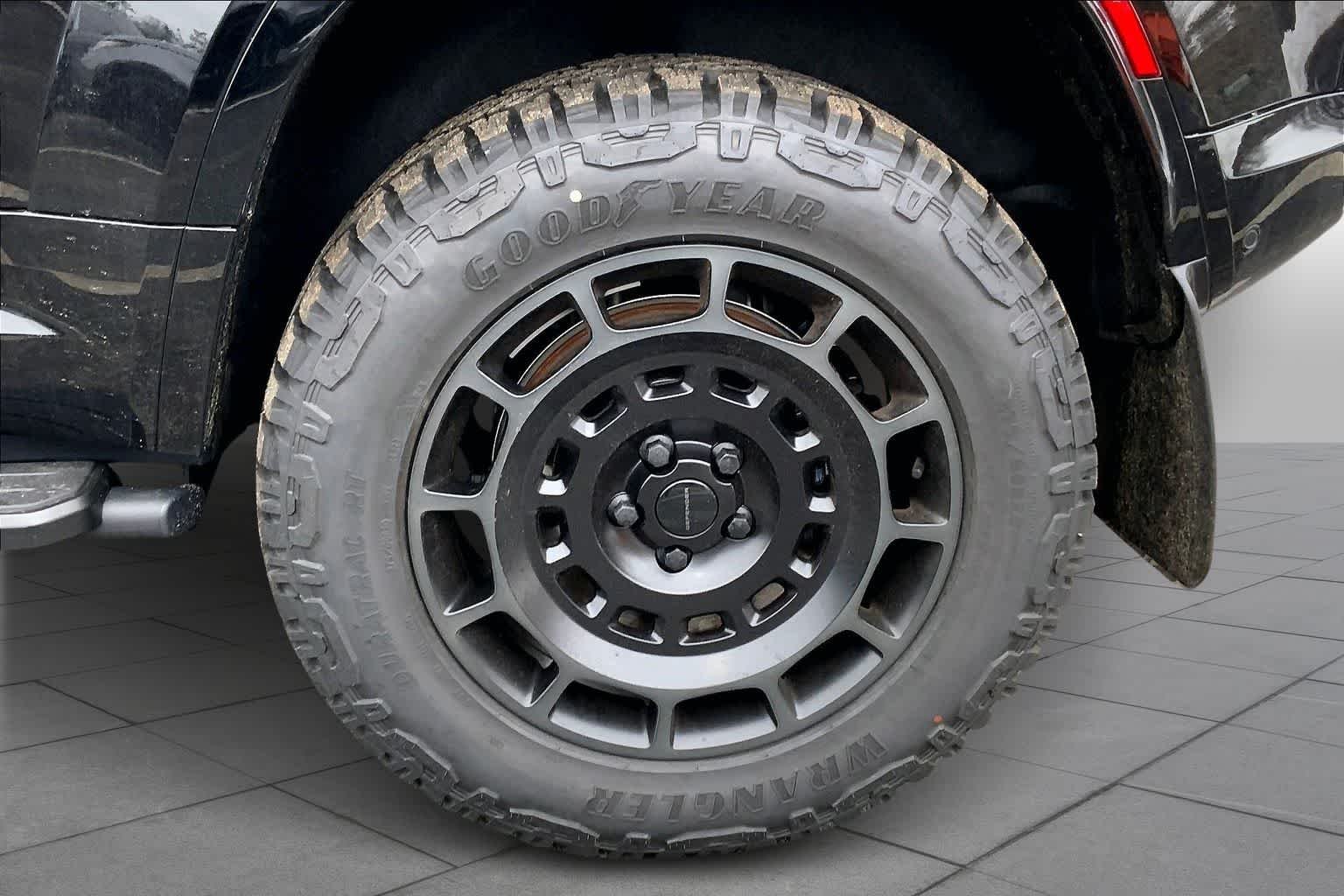 2026 Land Rover Defender OCTA Black - Photo 14