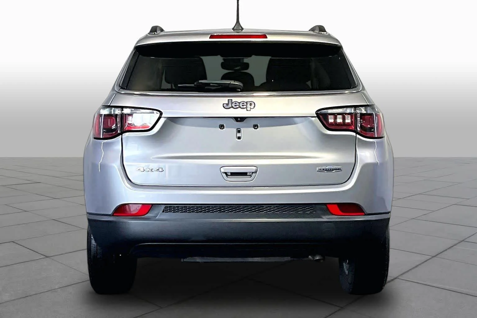 Used 2022 Billet Silver Metallic Clearcoat Jeep Latitude image 5