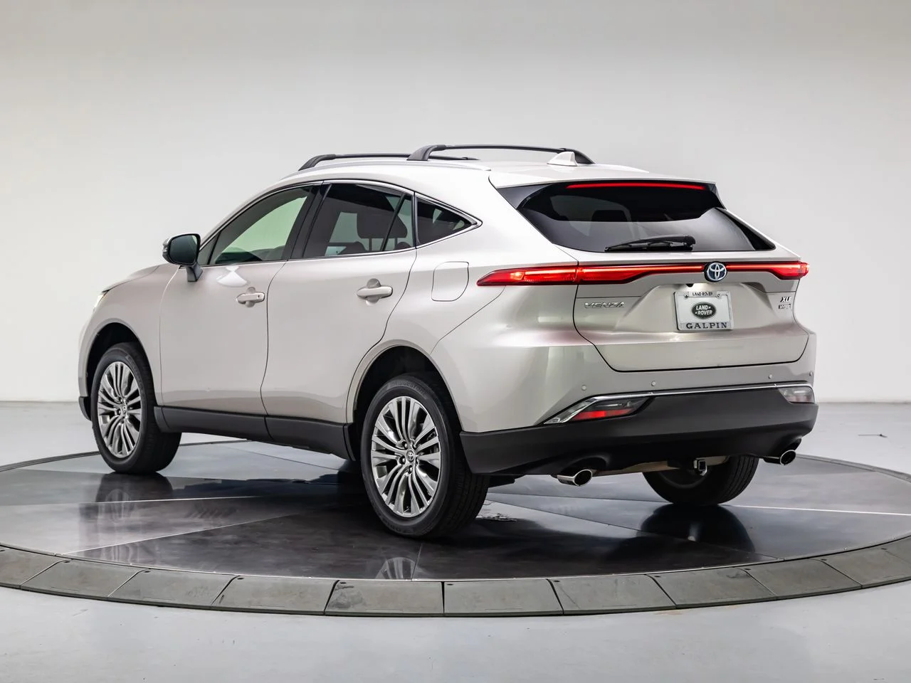 Used 2022 Titanium Glow Toyota XLE image 3