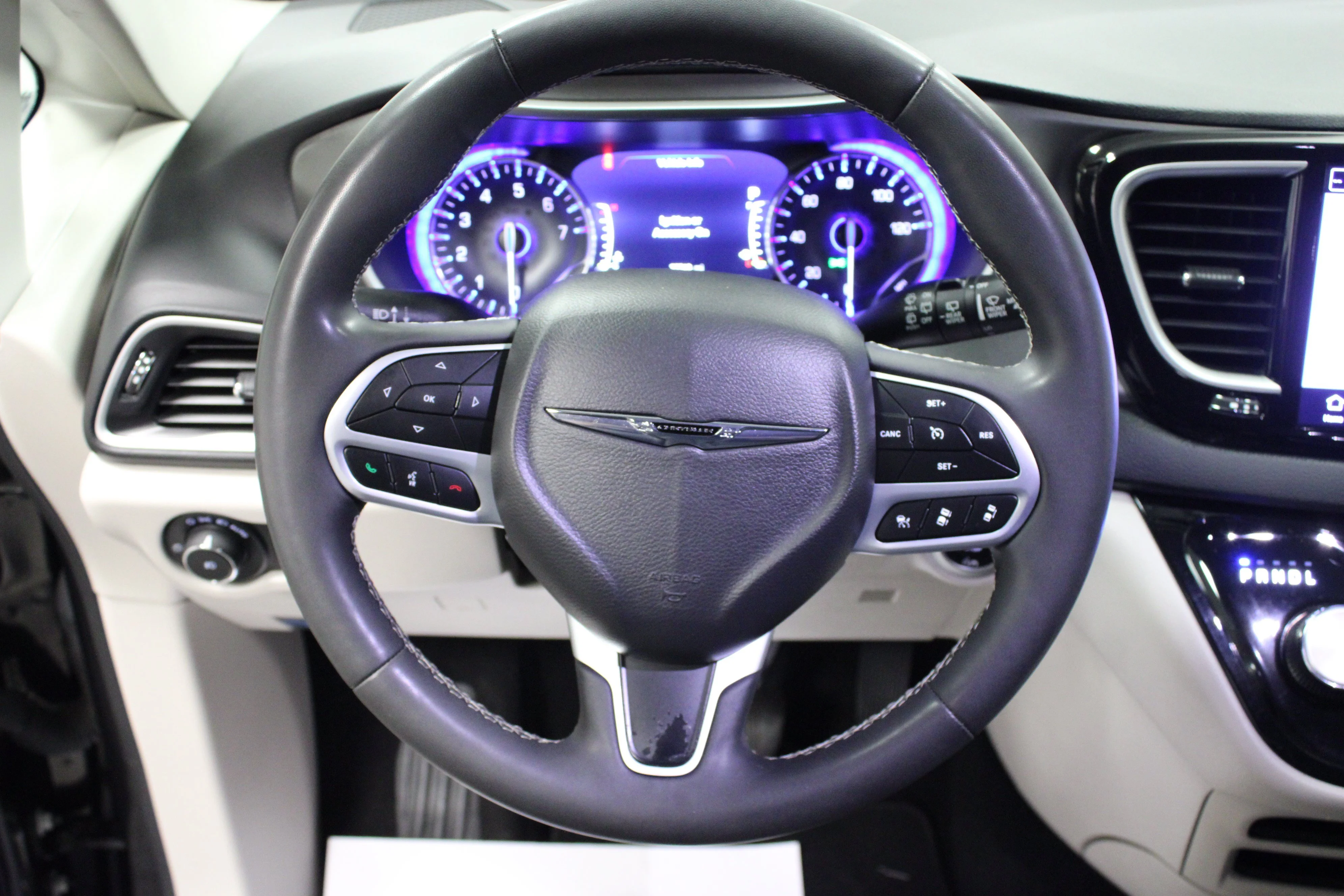 Used 2023 Brilliant Black Crystal Pearlcoat Chrysler Touring L image 18