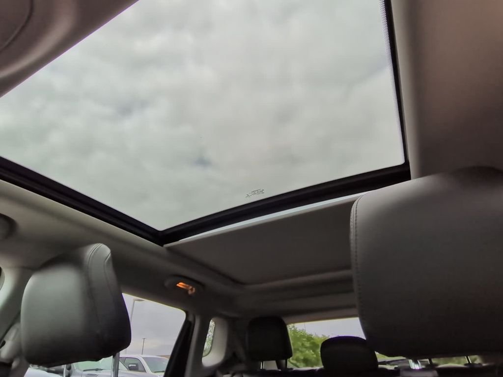 Used 2022 White Jeep Latitude image 44