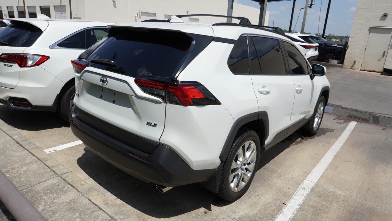 Used 2024 White Toyota XLE Premium image 5