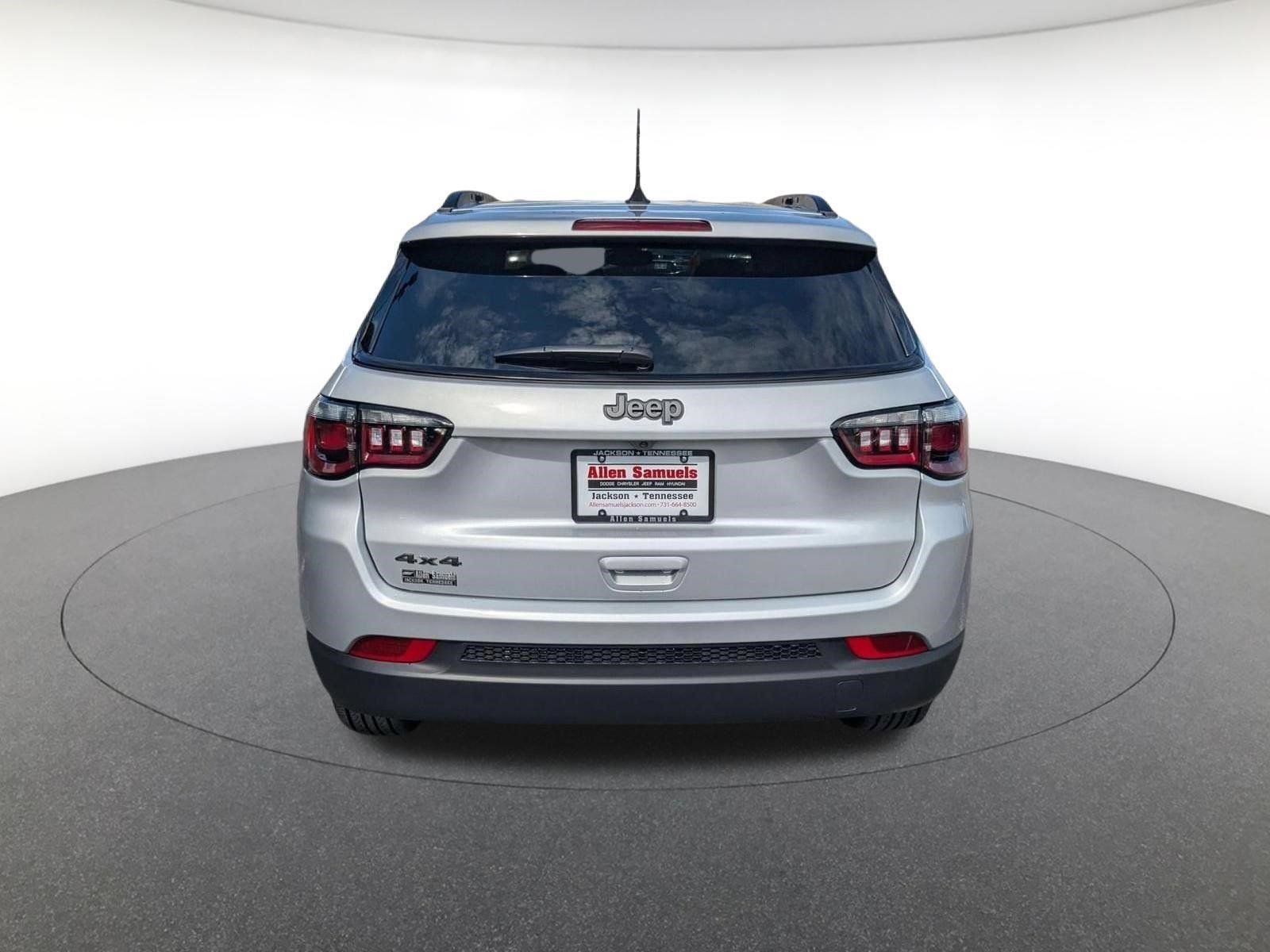New 2026 Silver Zynith Metallic Clearcoat Jeep Latitude Altitude image 5