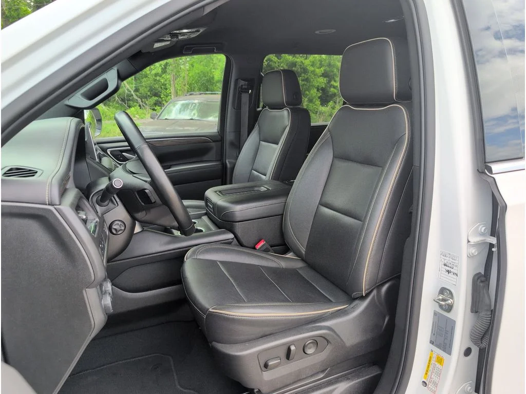 Used 2023 WHITE Chevrolet 2WD 4dr Premier image 11