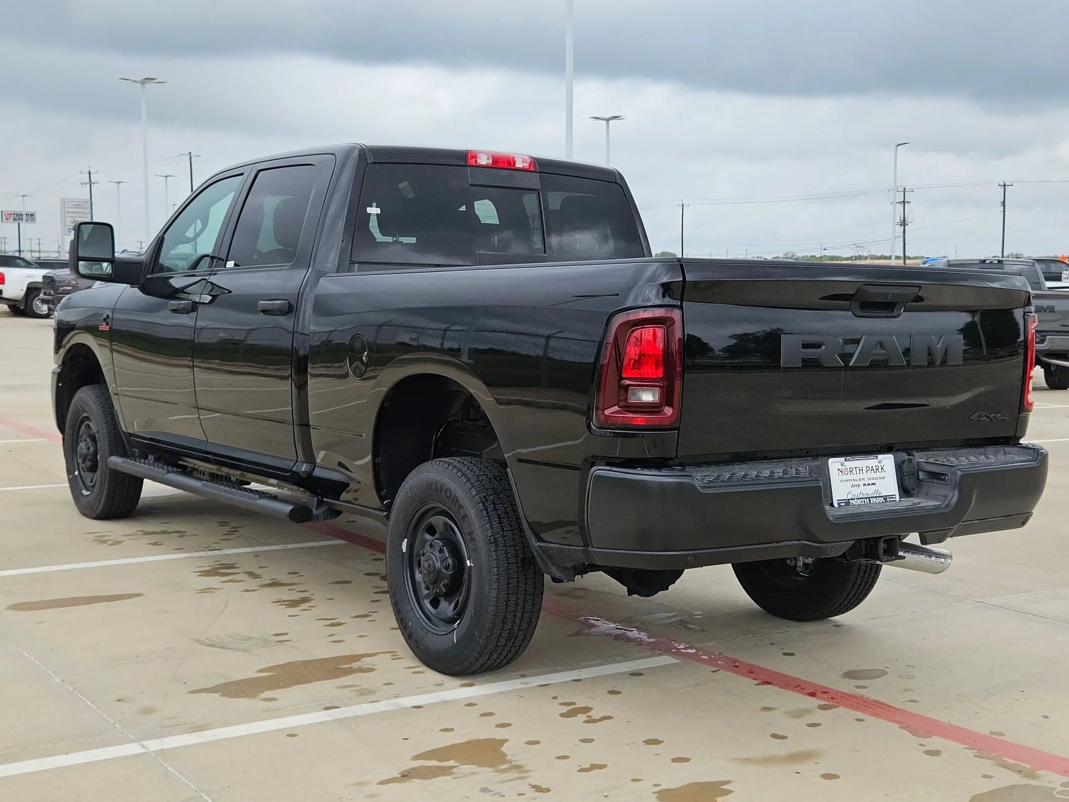 New 2026 Diamond Black Crystal Pearl-Coat Exterior Paint RAM Tradesman image 5