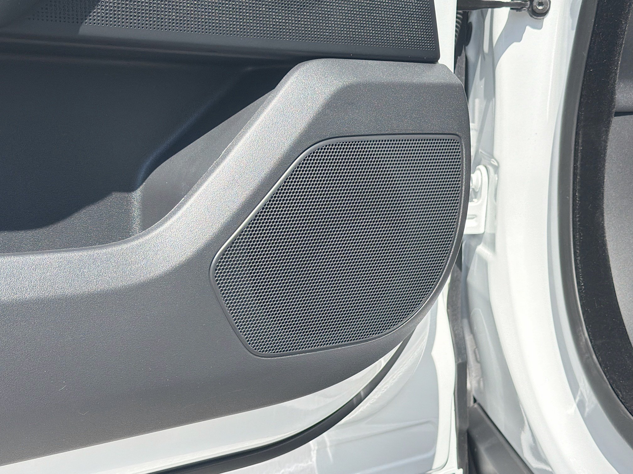 New 2026 Ostuni Pearl White Land Rover Belgravia Edition image 23