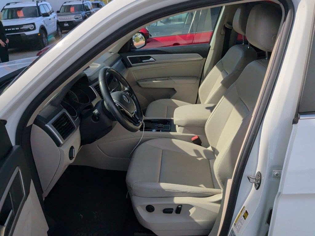 Used 2018 Pure White Volkswagen 3.6L V6 SE image 2
