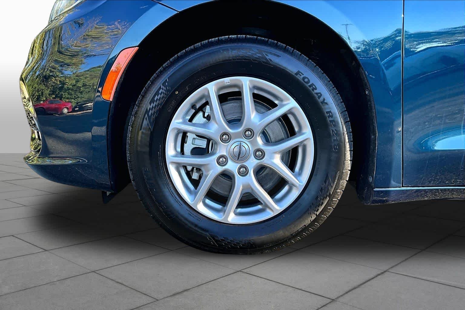 Used 2025 Fathom Blue Pearlcoat Chrysler Select image 10