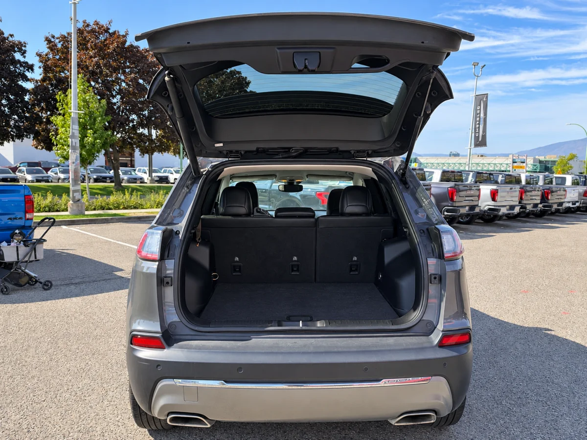 Used 2022 Grey Jeep Limited 4x4 image 6