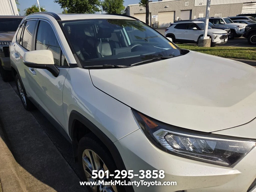 Used 2021 White Toyota XLE Premium image 3